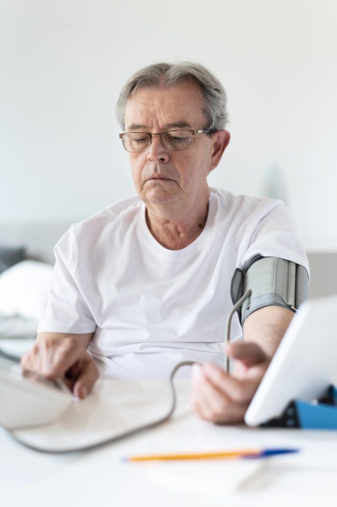 hombre monitoreando presion arterial escondida