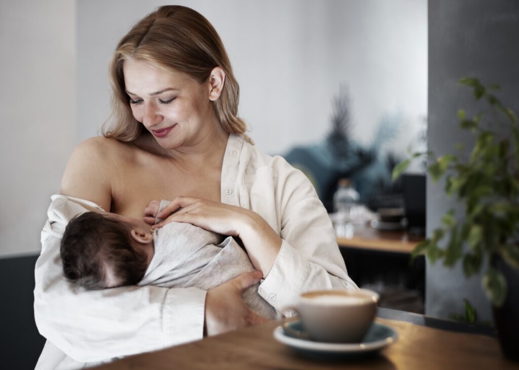 6 DATOS CURIOSOS SOBRE LA LACTANCIA MATERNA 139 mama amamantando suavemente su hijo