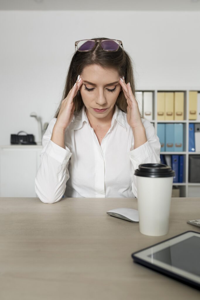 mujer aspecto cansado trabajo debido al tiempo que pasa telefono 1