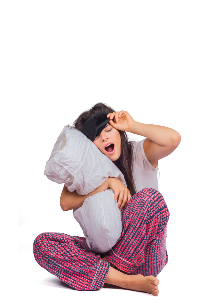 mujer cansada antifaz dormir pijama almohada sujecion