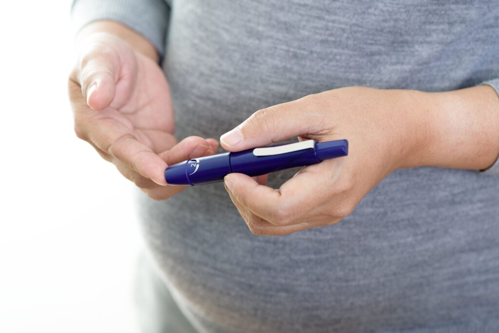 mujer embarazada controlando nivel azucar sangre diabetes gestacional