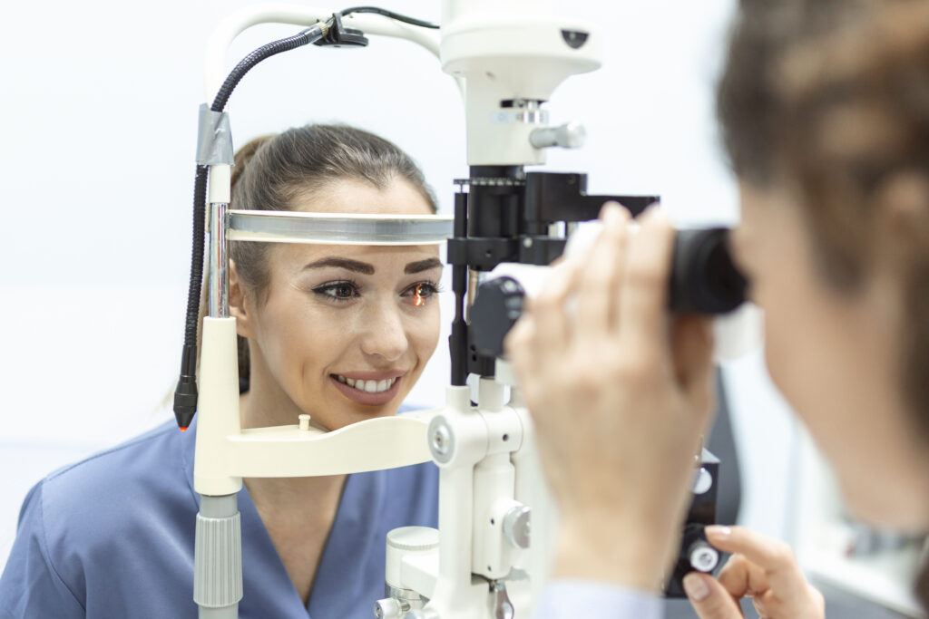 oftalmologo paciente femenino examen clinica moderna oftalmologo utilizando equipo medico especial salud ocular