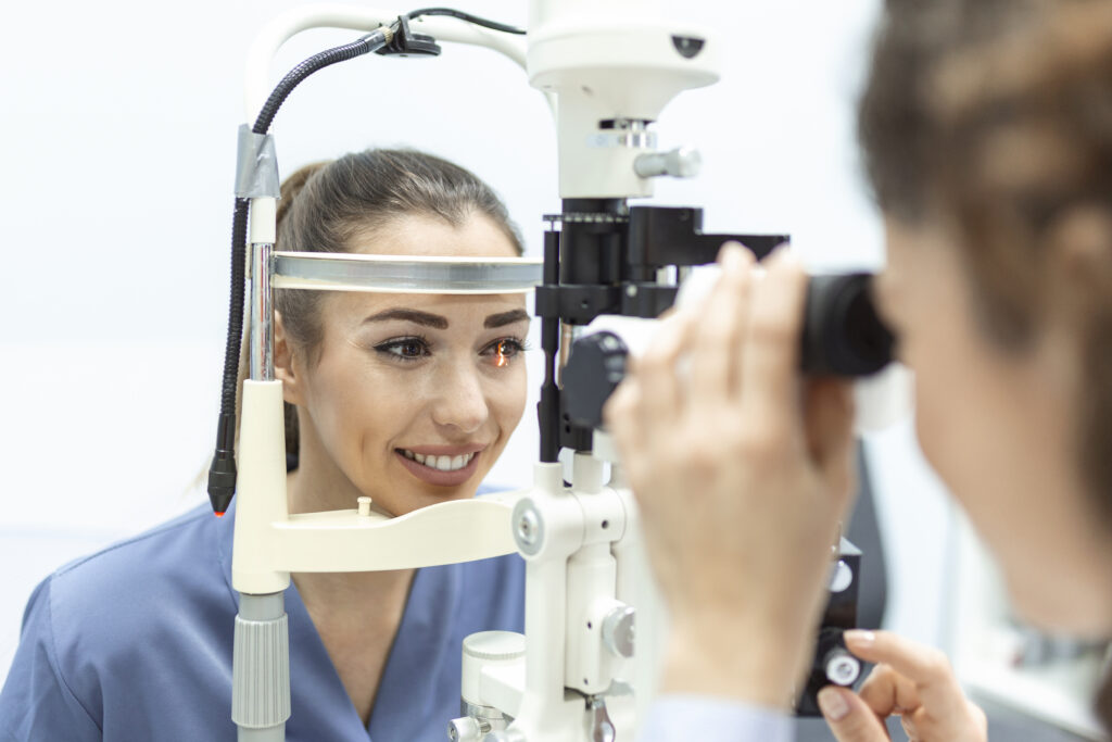5 FORMAS PARA EVITAR COMPLICACIONES SI TIENES DIABETES 138 oftalmologo paciente femenino examen clinica moderna oftalmologo utilizando equipo medico especial salud ocular