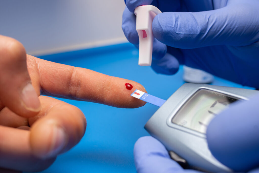 primer plano medico guantes goma tomando analisis sangre paciente